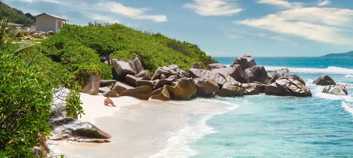 Plage sur l'île de La Digue aux Seychelles