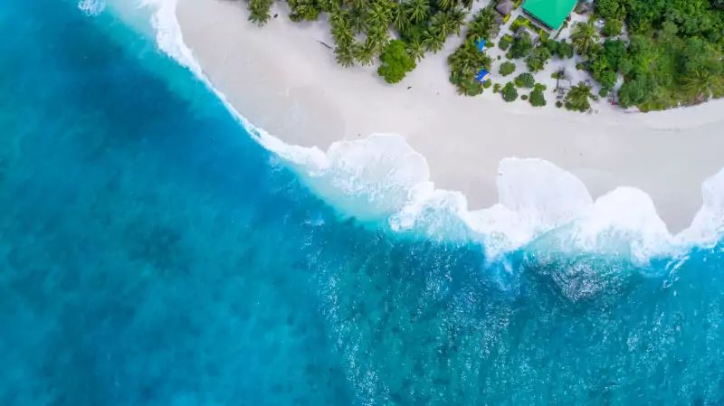 Plage à Fuvahmulah aux Maldives