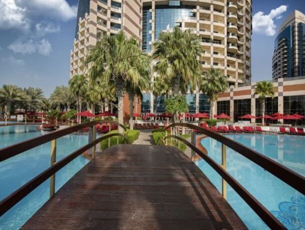 Hôtel Khalidiya Palace Rotana Resort 5* + Visite d'Abu D'habi avec billet d'entrée à Ferrari World pas cher photo 2